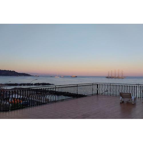 una terrazza sul mare