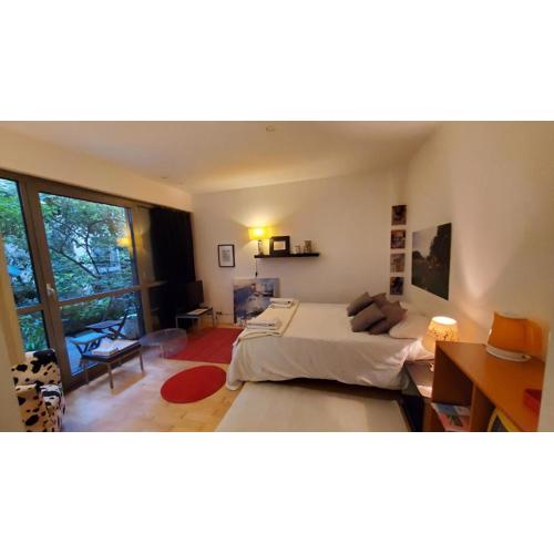 Une chambre à Paris 20eme avec un petit jardin