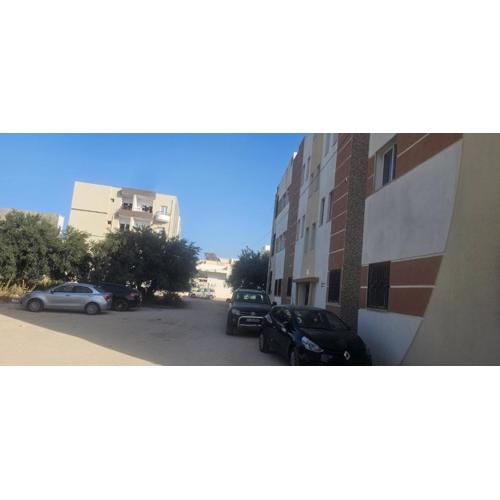 une chambre, un salon, cuisine et balcon