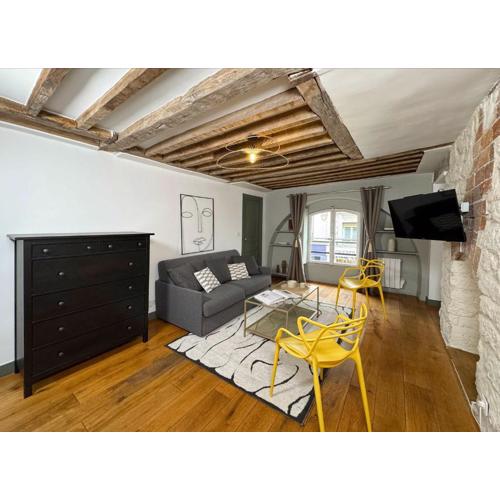 Unique Authentic Apartment in Le Marais