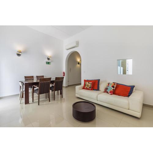 Unique Four Bedroom Townhouse One Minute Away From The Seafront