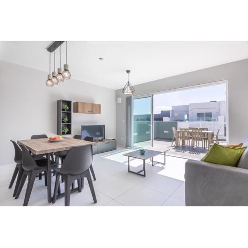 Unique Penthouse with private heated Jacuzzi, close to restaurants and night life