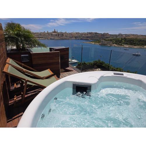 Unique Seafront Triplex Penthouse with Panoramic Bedroom & Rooftop Jacuzzi overlooking Valletta