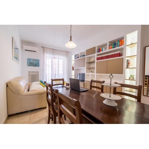 Università & Stazione Airy Apartment with parking