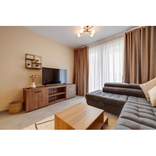 Upscale 2BR Apartment by the Promenade