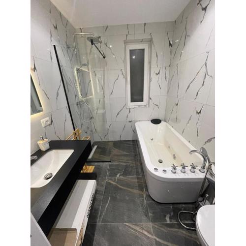 Urban Charm Apt With Jacuzzi