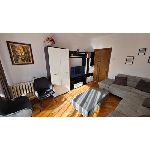 Urban Comfort 1BR near South Park with Balcony