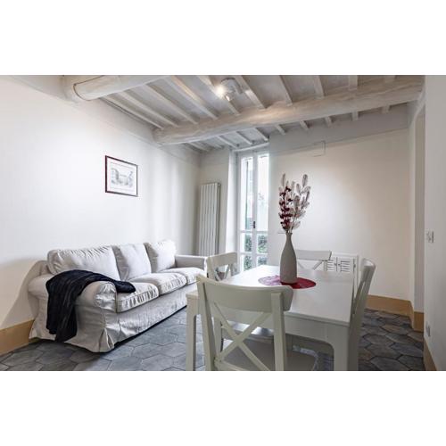 Urban Oasis: Central Apartment with Garden