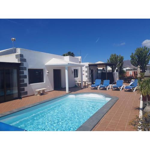 Utopia, villa 4 bedrooms close to old town, heated pool with complete privacy