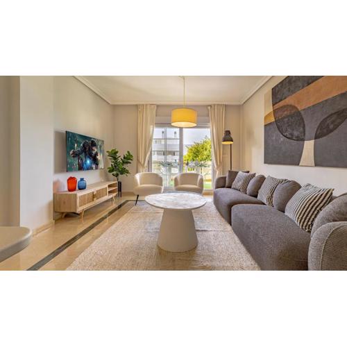 VACATION MARBELLA I Puente Romano Modern Flat, Best location in town, Walk to the beach, Parking and Swimming Pool