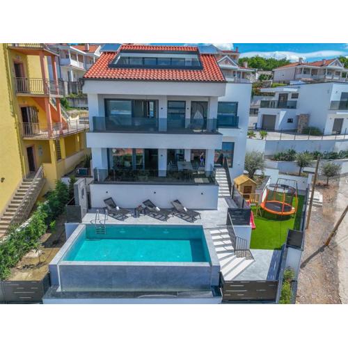 Vacay Villa Vista with heated pool
