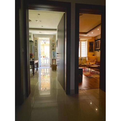 Valletta Collection - Merchant Str Apartment with large yard