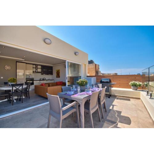 Valletta Luxe 3-Bedroom Duplex Penthouse with Sea View Terrace and Jacuzzi
