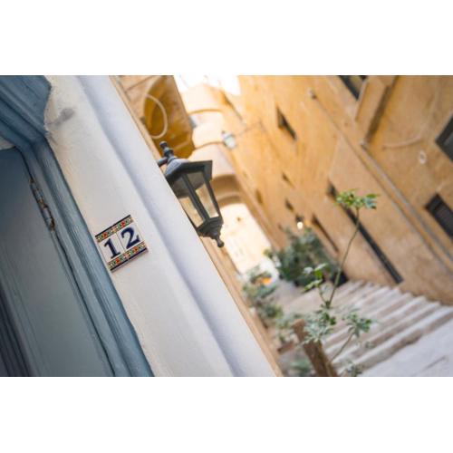 Valletta most central studio apartment 16th-Century building