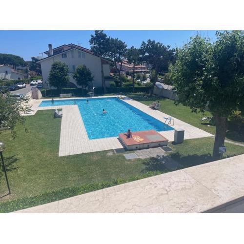 VEGA BILOCALE CON PISCINA E TERRAZZA