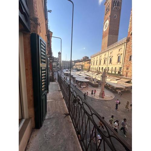 Verona Luxury Flats , Piazza Erbe with balcony on main square