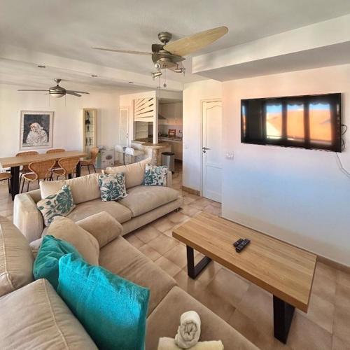 Very Spacious 2 Bed Apt In Castle Harbour C203