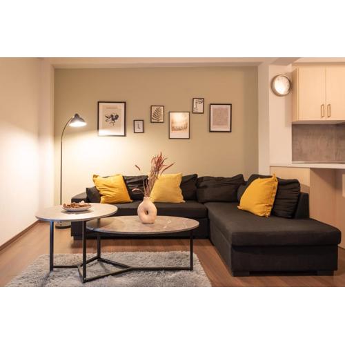 Vibrant apartment next to Acropolis