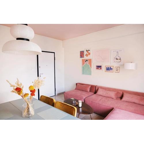 Vibrant Retreat - Funky Style and Acropolis View