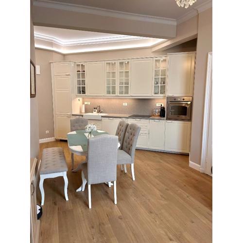 Vibrant Stay l Stylish 2BD in TOP CENTER