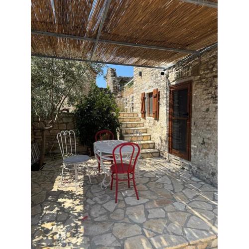 Vila, Upper Qeparo