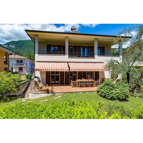 Villa Acqua Blu Gorgeous villa with ample garden