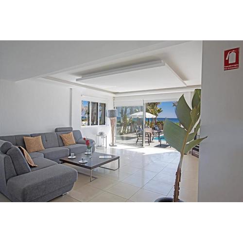 Villa Adaman - Stunning 3 Bedroom Seafront Villa With Pool - Close To The Beach