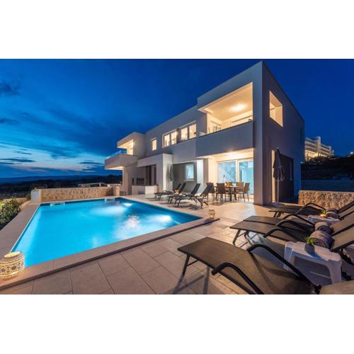 Villa Adria 3 luxury apartment with a pool