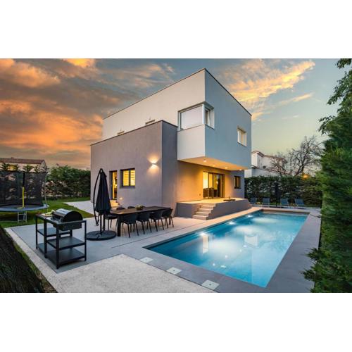 Villa Aida - 4 bedroom luxury villa with large private pool 4K projector and Jacuzzi