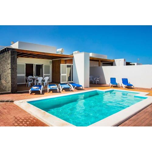 Villa Aleksandra Spacious for 8 guests, Heated Pool, Mountain Views