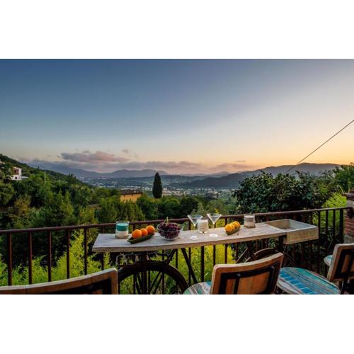 Villa Alice, panoramic stone farmhouse to sleep 10