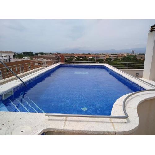 VILLA ANAIS. Apartamento con piscina en ático.