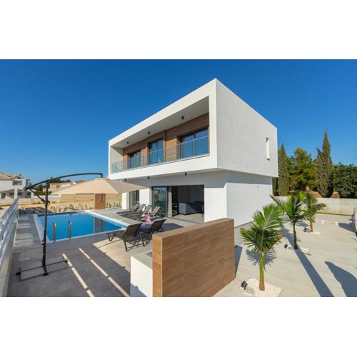 Villa Andre, walking distance to Coral Bay