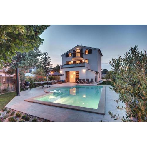Villa Andrija in Fazana for 9 people with sea view & heated pool - only 400 m from the beach
