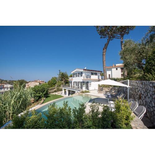 Villa Andrilla by Feeling Italy with Pool, Views, Concierge, in the TOWN CENTRE