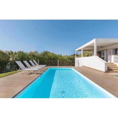 Villa Angelina con piscina e giardino privato a pochi passi dalla Spiaggia di Campus