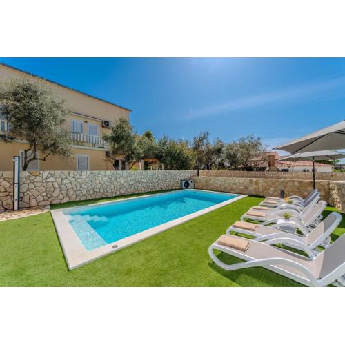 Villa Anita apartments with a pool