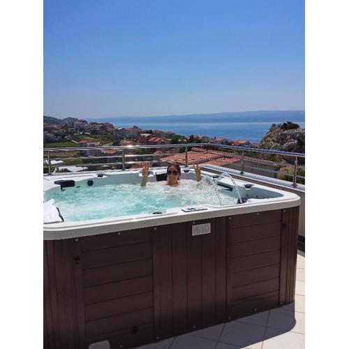 Villa Arya with heated swimming pool, roof hot tub, sauna and gym near the beach