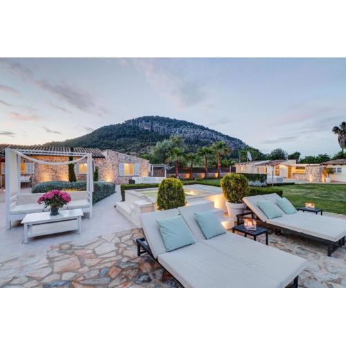 Villa auf dem Land mit mehreren Pools auf weitläufigem Grundstück mit herrlicher Aussicht auf die bergige Landschaft