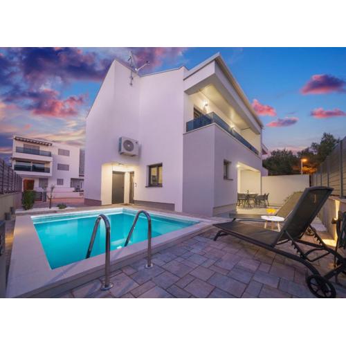 Villa Augusta with heated Pool