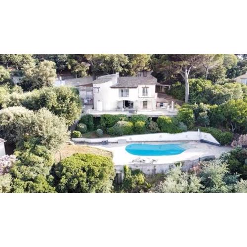 Villa avec grande terrasse vue mer