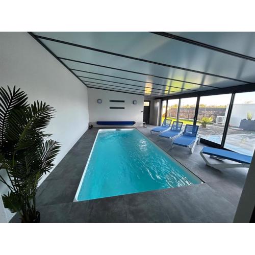 Villa avec piscine intérieure chauffée, 10 personnes