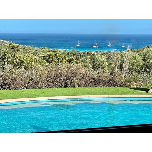 Villa AZURA, vue panoramique et proche mer à Santa Giulia, piscine chauffée