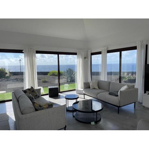Villa Babel - First Line Seafront Holiday House