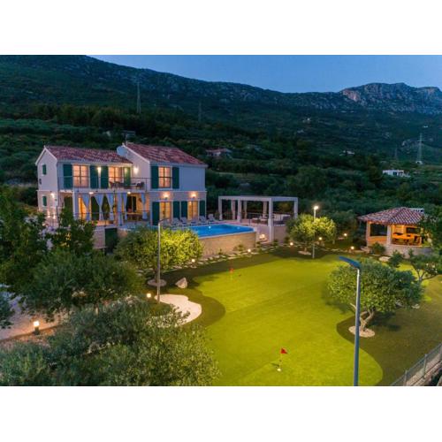 Villa Blue Ivy with Heated Pool