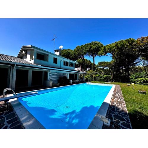 Villa by the Sea and Pool