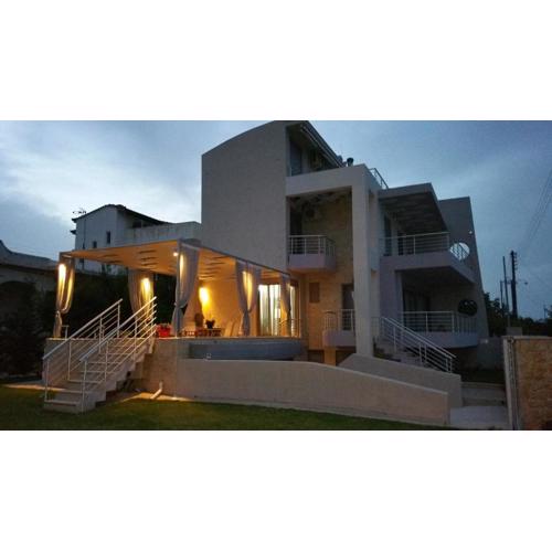 VILLA BY THE SEA VRAVRONA LOUTSA(NEAR THE AIRPORT&METROPOLITAN)