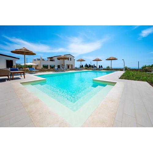 Villa CarmIano luxury bedrooms in Avola in the province of Syracuse with spa and swimming pool and wonderful seaview