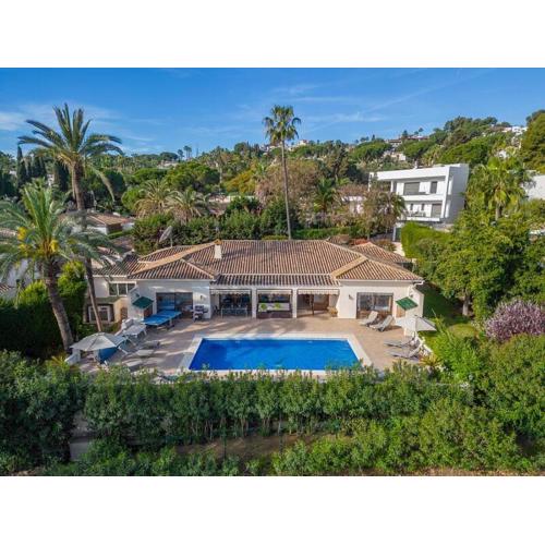 Villa Casa La Concha - Luxury 6 bedroom Villa in Marbella, Beautiful Mountain View, Heated Swimming Pool, 15min walk to Puerto Banus Beaches, Sleeps up to 12