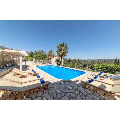 Villa Chrysallis with heated pool